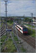 In Kerzers kreuzen sich die Strecken Bern - Neuchâtel und Payene - Murten. Für mich überraschend war dann, dass der aus Lausanne ankommende und hier wendende SBB RBDe 560 Domino in den BN/BLS Teil des Bahnhof gelenkt wurde. Im Gegenzug verkehren BLS RBDe 565/566 Bern- Kerzers Lyss im  SBB -Teil des Bahnhofs.

6. Juni 2021