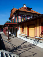 Empfangsgebude vom BLS Bahnhof Mlenen mit dem kleinen Gterschuppen am 08 September 2021, in nrdstlicher Blickrichtung .