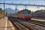 Swiss Express Re 4/4 II 11108 fährt mit einem Interregio aus Locarno nach Arth-Goldau ein. Oktober 2014.