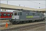 Die SBB Re 421 383 wartet in Basel Bad Bf auf einen nächsten Einsatz.