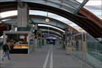 Der Bahnhof Bern -     Der neue westliche Bahnhofszugang 'Welle' neben der Schanzenbrücke mit den wellenförmig darüber hochgezogenen Bahnsteigdächern.