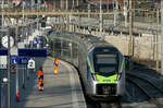 Der Bahnhof Bern - 

Blick vom Ende der Fahrgastbrücke zu Gleis 49 und 50 auf einen den Bahnsteig verlassenden Zug der Baureihe Flirt 4 Mika der BLS, der hintere Zugteil mit RABe 528.1 104.

07.03.2025 