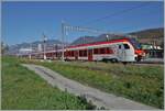 Nach längerem Suchen endlich gefunden bzw. die Gelegenheit bekommen ein Foto zu bekommen: in Bex steht der neue RegionAlps RABe 533 703. Dahinter der SBB RABe 531 002. Interessanterweise ist der  RegionAlpes Triebzug trotz unterschiedlicher Farbgebung, einer anderen Einteilung der 1. Klasse und einer anderen Baureihen Bezeichnung ein SBB Triebzug, wie jedenfalls die UIC Nummer verkündet: RABe 94 85 0 533 703-0 CH-SBB.

30. Oktober 2024