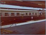 Infolge Wagenmangel mietet die SBB im Sommer 1980 1. Klasse SNCF Wagen. Im Bild ist ein solcher Wagen eingereiht in einem Schnellzug in Biel/Bienne zu sehen. 

30. August 1980
