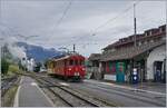 Der Bernina Bahn ABe 4/4 35 wartet mit einem recht kurzen Riviera-Belle-Epoque Zug in Blonay auf die Weiterfahrt nach Vevey.