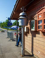 Das Läutewerk beim Bahnhofgebäude der Museumsbahn Blonay–Chamby im Bahnhof Blonay (hier am 27.05.2023).