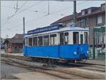 Mitten im Winter steht der Blonay Chamby Bahn TL Ce 2/3 28 abgebügelt in Blonay.