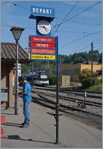 Mit solchen Abfahrtsanzeiger an den Bahnsteingen wurden fr�her auch in grossen Bahnh�fen die n�chste Zugsabfahrt angezeigt. 
Sch�n, dass die Blonay Chamby Bahn in Blonay diese Tradition weiter f�hrt.

25. Mai 2026