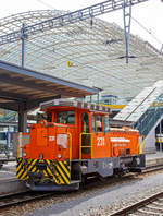chur/634726/der-deutsche-allwetter-fotograf-ist-in 
Der deutsche allwetter Fotograf ist in der Schweiz unterwegs...
Die RhB Gm 3/3 - 231 am 12.09.2017 (nun bei Regen) beim Manöver im Bahnhof Chur.

Die Gm 3/3 ist eine dreiachsige dieselelektrische Rangierlokomotive der Rhätischen Bahn (RhB). Für die RhB wurden drei Maschinen von der französischen Firma Moyse gebaut und zwischen 1975 und 1976, mit den Betriebsnummern 231 bis 233, in Betrieb genommen. 

Gemäß der ursprünglichen Idee sollte der Hersteller, die französische Firma Moyse, die meisten Baugruppen aus der Serienproduktion eines französischen Loktyps übernehmen. Die vielen Sonderwünsche der RhB (MTU-Dieselmotor, Vakuumbremse, Vielfachsteuerung, Führerstandseinrichtung nach RhB-Norm) erzwangen jedoch umfangreiche Änderungen und verzögerten die Lieferung der Anfang 1974 bestellten Fahrzeuge erheblich.

Die Stundenleistung der maximal 55 km/h schnellen, 34 t schweren Lokomotiven beträgt 220 kW. Mittels eines dem Gleichstrom-Fahrmotor nachgeschalteten Getriebe kann zwischen Rangier- und Streckengang gewechselt werden.

Die ursprünglich rotbraun, seit Anfang der 1990er Jahre verkehrsorange lackierten Gm 3/3 verrichten planmäßig den schweren Rangierdienst auf den Bahnhöfen Landquart, Chur und Untervaz. Dank ihrer hohen Anfahrzugkraft (im Rangiergang 153 kN) und der möglichen Doppeltraktion eignen sich die robusten Fahrzeuge auch für den schweren Bauzugdienst. Schneeräumfahrten, gemeinsam mit der kleinen Schneeschleuder Xrotm 9216 oder der grossen Xrotmt 9217, gehören ebenfalls zum Einsatzprogramm.

TECHNISCHE DATEN:
Spurweite:  1.000 mm
Achsformel: C
Länge über Puffer: 7.960 mm
Breite: 2.700 mm
Dienstgewicht: 34 t
Höchstgeschwindigkeit:  55 km/h
Dauerleistung:  386 kW (Dieselmotor) / 220 kW (am Rad)
Anfahrzugkraft:  153 kN (Rangiergang) / 61 kN (Streckengang)
Stundenzugkraft:  83.4 kN (Rangiergang) / 34.3 (Streckengang)
Treibraddurchmesser:  920 mm
Motor:  MTU 6-Zylinder-Dieselmotor 6V 33 1 TC10
Leistungsübertragung:  Diesel-Elektrisch