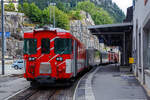 Der Elektrische Zahnradgepäcktriebwagen für gemischte Zahnrad- und Adhäsionsbetrieb MGB Deh 4 /4 II - 93 „Oberwald“, ex FO Deh 4/4 II – 93, hat am 02 August 2019 mit einem Schöllenenbahn Regionalzug (Pedelzug mit 3 Wagen) von Andermatt den Bahnhof Göschen erreicht. Hinter dem Deh 4/4 waren der 2. Klasse Wagen B 4273, der 2. Klasse Stadler Niederflur-Zwischenwagen B 4211 und der 1./2. Klasse Steuerwagen ABt 4155 eingereiht.