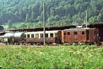 Am 6.August 1975 steht BOB-Lok 29 mit einem Kesselwagenzug in Interlaken Ost. Der Kesselwagen trägt die Nummer 1025, der mitgeführte Personenwagen ist B3 29. 