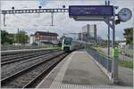 Der BLS 528 105 verlässt als IR nach Bern den Bahnhof Kerzers. Das Zugsanzeigeschild zeigt bereits den Gegenzug nach Neuchâtel an.

6. Juni 2021