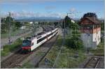 Der in Kerzers aus Lausanne eingetroffen SBB RBDe 560 Domino erreicht den  BN/BLS  Teil des Bahnhofs. 

6. Juni 2021