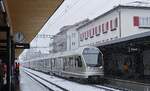 Mit einem Zug nach St. Moritz kommen ABe 4/16 3133 und ein weiterer ABe 4/16 am 01.04.2022 in Klosters Platz an