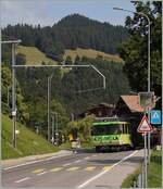 Auf dem Abschnitt von Villars sur Ollon bis Gryon verläuft das Trasse der BVB auf oder unmittelbar neben der Strasse, wie hier in La Barboleuse, wo gleich der ganze Bahnhof auf der Strasse liegt