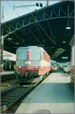 Die Swiss Express Re 4/4 II 11103 mit einem IR (aus EW III) Luzern Langnau - Bern Lauanne - Genève beim Halt in Lausanne. 
März 1994 