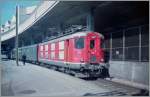 lausanne/478386/die-sbb-re-10025-mit-einem Die SBB Re 10025 mit einem Regionalzug nach Payerne wartet im März 1994 in Lausanne auf Gleis 70 auf die Abafahrt. 
