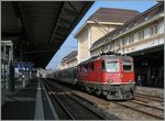 Die SBB Re 4/4 II 11126 wartet mit ihrer Dispo-Zug in Lausanne auf einen neuen Einsatz.
22. März 2016