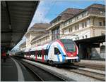 Der Léman Express 522 221 (UIC 94 85 0 522 221-6 CH-SBB) und ein weiterer stehen in Lausanne auf Gleis 2.