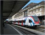 Der Léman Express 522 221 (UIC 94 85 0 522 221-6 CH-SBB) und ein weiterer stehen in Lausanne auf Gleis 2; im Hintergrund wartet ein Flirt als S3 nach Villeneuve.
