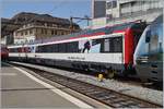 Die SBB Re 460 005-2  Thales  wartet in Lausanne mit dem neuen Infrastukurdiagnose -Wagen (UIC X 99 85 93-61 247-1 CH SBBI) und einem Bt auf die Abfahrt.
28. Mai 2018