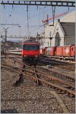 Das gleiche Bild in einem anderen Format, zeigt das der Zug wohl kommt, aber in keinster Weise dem Fotografen gefährden könnte.