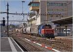 Die SBB Cargo Eem 923 020-2 mit einem kurzen Güterzug in Richtung Palézieux bei der Durchfahrt in Lausanne.