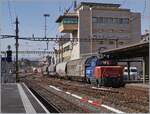 Die Eem 923 020-2 ist in Lausanne mit einem kurzen Güterzug unterwegs.