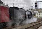 Die (ex) SNCF R141 R 568 der L'Association 141 R 568 mit dem Train Chasse verlässt Lausanne; hier eine dritte Bildvariante die zumindest den eindrücklichen Rauch und Dampf herrlichen Dampflok zeigt. 

26. OKt. 2024