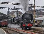 Die (ex) SNCF R141 R 568 der L'Association 141 R 568 mit dem Train Chasse verlässt Lausanne; hier eine weitere Bildvariante mit einem mit eher ungefälligen, abgeschnitten Zug, welche aber