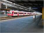 In Lausanne wartet die S 40 24633 bestehend aus zwei SBB Domino Zügen auf die Abfahrt nach Paléieux, wobei unschwer zu erkennen ist, dass der führend Domino aus den ex Travys ABt NPZ DO 50 85 39-43 984-6 CH-SBB, B NPZ DO 50 85 29-43 384-1 CH-SBB und dem RBDe 560 DO 94 85 7 384-0 SBB-CH besteht. Infolge Bauarbeiten pendelte der Zug zwischen Palézieux und Lausanne hin und her und wendete jeweils auf Gleis 3, dies gab mir am Vormittag (während der Kaffeepause) die Gelegenheit, den Zug im  richtigen  Licht fotografieren zu können.

10. Mai 2025