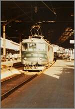 Die Re 4/4 I 10045 rangiert in Lausanne auf Gleis 5 unter einer wenig st�renden, spinnnetztartigen Fahrleitung. 

Analogbild vom 2. Sept. 1984