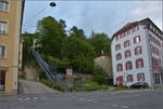 Technische Lösung für den Weg zum hochgelegenen Endbahnhof der Brenets-Bahn und SBB-Bahnhof in Le Locle.