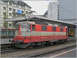 Als Ergänzung zu Ollis Bild dieser Lok: Die künftige DSF Re 4/4 II 11141, noch in Swiss Express Farben in Luzern; dazu ein Bildtext zu diesem Bild: Damals noch die drittletzte SWISS EXPRESS