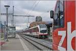 Aus Luzern erreicht der  Adler 150 103-6 (mit einen  Fink ) als Verstärkung auf seiner Fahrt von Luzern nach Interlaken Ost den Bahnhof von Meiringen.