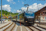 Einfahrt der MOB Ge 4/4 8001 mit dem Golden-Pass-Zug am 28.05.2012 in den Bahnhof Montbovon, mit diesen Zug fahren wir dann nach Zweisimmen.