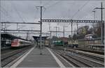 Blick auf den Bahnhof von Morges mit einen SBB RABe 500 ICN nach Rorschach, einem BAM MBC Regionalzug nach Biere und der IRSI Re 4/4 II 11387 (Re 421 387-2) die z.Z.