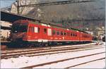 In Moutier wartet der EBT SMB VHB RBDe 4/4 227  Emmental  auf die Abfahrt nach Solothurn. 
 
23. Februar 1985