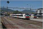In Moutier wartet ein SBB RBDe 560 Domino mit TransN Anschriften auf die Abfahrt nach Solothurn. Der im Hintergrnd zu sehende weiter SBB Domino ist von Biel/Bienne (via Sonceboz) in Moutier angekommen.

5. Juni 2023