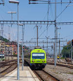 Geführt von dem BLS Steuerwagen 998 (Bt 50 85 80 – 35 998-4 CH-BLS) ein 2. Klasse Einheitswagen III (EW III), ex 1. Klasse Wagen, (Steuerwagenvoraus) fährt am 18.05.2018 ein BLS EWIII -  Pendelzug im Bahnhof Neuchâtel ein. Schublok (nicht im Bild) ist die BLS Re 465 001-6  Simplon/Sempione  (91 85 4465 001-6 CH-BLS).