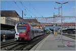 Der TPF RABe 527 196 erreicht sein Ziel Neuchâtel und wird nach einer kurzen Wendezeit nach Fribourg (bereits angeschrieben) zurückfahren.