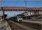 Der BLS MIKA RABe 528 215 ist als IR von Bern nach La Chaux de Fonds unterwegs und wartet in Neuch�tel an diesem Sommermorgen auf die Abfahrt. 

16. Juli 2026