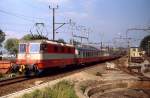 Mit dem Swiss-Express verlässt Re 4/4 II 11106 Anfang der 1980er Jahre den Bahnhof Rorschach