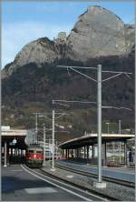 In Sargans wartet eine Re 4/4 II mit einem REX von St.Gallen nach Chur auf die Abfahrt.