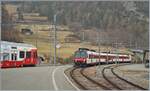 Ein RegionAlps RBDe 560 Domino nach Le Châble erreicht Sembrancher und vermittelt einen guten Anschuss an den im linken Bildteil nur anschnittsweise zu sehenden RABe 525 nach Orsière.