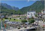 Ein Blick vom Schiff auf  Hafen  und  Bahnhof  von St-Gingolph. Da die Wendezeit der Züge in St-Gingolph gut 50 Minuten beträgt, ist fast zu jeder Zeit ein Zug im  Bahnhof  zu sehen. hier wartet ein Region Alpes RBDe 560 Domino als R91 auf die Rückfahrt nach Brig. 

5. Juli 2024