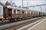 Stark gelitten hat Nr. 2741 D, ist aber zur Wiederaufarbeitung bei Swisstrain vorgesehen. Der Wagen war in den 80ern Vorbild eines Wagens aus dem Mrklin Spur Z Orient Express. Sulgen, April 2014.
