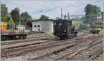 In Sumiswald findet der traditionelle Gotthelf-M�rit statt und f�r diesen Markt f�hrt die  Emmentalbahn  auf der Strecke Sumiswald Gr�nen - Wasen i.E. einige Dampfz�ge. Das Bild zeigt die E 3/3 853 des Vereins Dampf Bahn Bern beim Rangieren in Sumiswald Gr�nen. Die Dampflok wurde 1890 in Winterthur unter der Fabriknummer 629 gefertigt und als F3 853 an die J-S (Jura Simplon Bahn) geliefert. Bei der SBB wurden die Rangierlokomotiven Serie E 3/3 mit den Betriebsnummern 851 - 853 der Gruppe 82 zugeordnet und erhielten die Nummern 8571 - 8576. 1911 erhielt die Lok E 3/3 853 einen neuen Kessel und wurde an die RVT verkauft wo sie bis 1928 im Einsatz steht um dann als  Industrierangierlok  bei Von Roll in Gerlafingen und Klus eingesetzt zu werden. Als Dieselloks die Dampflok entbehrlich machen, wird diese von der D�by Stiftung vor der Verschrottung bewahrt, indem sie der DBB �bergeben wird. Sie kommt nach der Revision 1983 u.a. auf der Sensetalbahn in Betrieb. Nach einer erneuten Revision 2021 wird die DBB E 3/3 853 vorwiegend auf der Emmentalbahn Strecke zwischen Sumiswald-Gr�nen und Wasen i.E. eingesetzt. Heute tr�gt die E 3/3 853 die UIC Nummer 90 85 0008 573-7.  14. Juni 2025