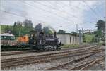 In Sumiswald findet der traditionelle Gotthelf-M�rit statt und f�r diesen Markt f�hrt die  Emmentalbahn  auf der Strecke Sumiswald Gr�nen - Wasen i.E. einige Dampfz�ge. Das Bild zeigt die E 3/3 853 des Vereins Dampf Bahn Bern beim Rangieren in Sumiswald Gr�nen. Die Dampflok wurde 1890 in Winterthur unter der Fabriknummer 629 gefertigt und als F3 853 an die J-S (Jura Simplon Bahn) geliefert. Bei der SBB wurden die Rangierlokomotiven Serie E 3/3 mit den Betriebsnummern 851 - 853 der Gruppe 82 zugeordnet und erhielten die Nummern 8571 - 8576. 1911 erhielt die Lok E 3/3 853 einen neuen Kessel und wurde an die RVT verkauft wo sie bis 1928 im Einsatz steht um dann als  Industrierangierlok  bei Von Roll in Gerlafingen und Klus eingesetzt zu werden. Als Dieselloks die Dampflok entbehrlich machen, wird diese von der D�by Stiftung vor der Verschrottung bewahrt, indem sie der DBB �bergeben wird. Sie kommt nach der Revision 1983 u.a. auf der Sensetalbahn in Betrieb. Nach einer erneuten Revision 2021 wird die DBB E 3/3 853 vorwiegend auf der Emmentalbahn Strecke zwischen Sumiswald-Gr�nen und Wasen i.E. eingesetzt. Heute tr�gt die E 3/3 853 die UIC Nummer 90 85 0008 573-7. Im Hintergrund ist der ABDe 4/4 12  Weinfelden , des Verein Historische Mittel-Thurgau-Bahnund zeigt, dass der traditionelle Gotthelf-M�rit weit �ber die lokalen Grenzen bekannte und beliebt ist. 

14. Juni 2025