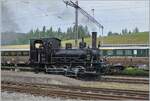 In Sumiswald findet der traditionelle Gotthelf-M�rit statt und f�r diesen Markt f�hrt die  Emmentalbahn  auf der Strecke Sumiswald Gr�nen - Wasen i.E. einige Dampfz�ge. Das Bild zeigt die E 3/3 853 des Vereins Dampf Bahn Bern beim Rangieren in Sumiswald Gr�nen. Die Dampflok wurde 1890 in Winterthur unter der Fabriknummer 629 gefertigt und als F3 853 an die J-S (Jura Simplon Bahn) geliefert. Bei der SBB wurden die Rangierlokomotiven Serie E 3/3 mit den Betriebsnummern 851 - 853 der Gruppe 82 zugeordnet und erhielten die Nummern 8571 - 8576. 1911 erhielt die Lok E 3/3 853 einen neuen Kessel und wurde an die RVT verkauft wo sie bis 1928 im Einsatz steht um dann als  Industrierangierlok  bei Von Roll in Gerlafingen und Klus eingesetzt zu werden. Als Dieselloks die Dampflok entbehrlich machen, wird diese von der D�by Stiftung vor der Verschrottung bewahrt, indem sie der DBB �bergeben wird. Sie kommt nach der Revision 1983 u.a. auf der Sensetalbahn in Betrieb. Nach einer erneuten Revision 2021 wird die DBB E 3/3 853 vorwiegend auf der Emmentalbahn Strecke zwischen Sumiswald-Gr�nen und Wasen i.E. eingesetzt. Heute tr�gt die E 3/3 853 die UIC Nummer 90 85 0008 573-7. Im Hintergrund ist der ABDe 4/4 12  Weinfelden , des Verein Historische Mittel-Thurgau-Bahn mit dem  Bodan -Wagen wage erkennbar und zeigt, dass der traditionelle Gotthelf-M�rit weit �ber die lokalen Grenzen bekannte und beliebt ist.

14. Juni 2025